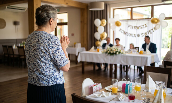 Na komunię wnuczki drugą babcię posadzili koło rodziców i księdza, a mnie na końcu stołu, przy dzieciach