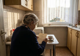 Dawałam synowi po 500 złotych co miesiąc, żeby "dopiął do wypłaty". Pewnego dnia synowa wstawiła na Facebooka zdjęcie nowej kanapy za 8 tysięcy