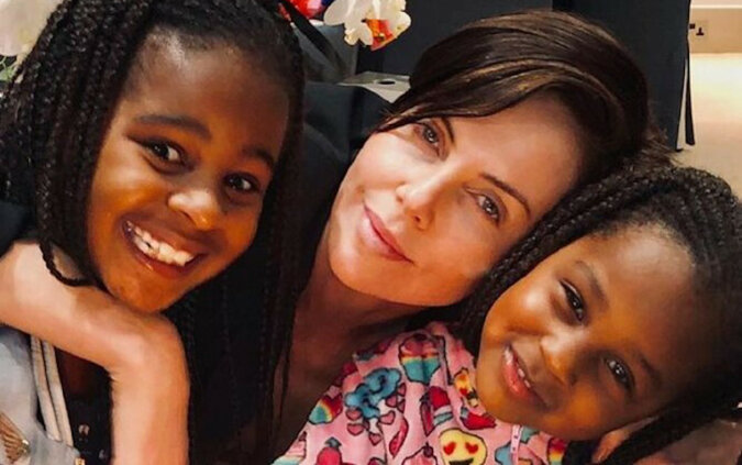 „Razem na całe życie”: Charlize Theron z dziećmi zeskoczyła z pokładu jachtu do morza