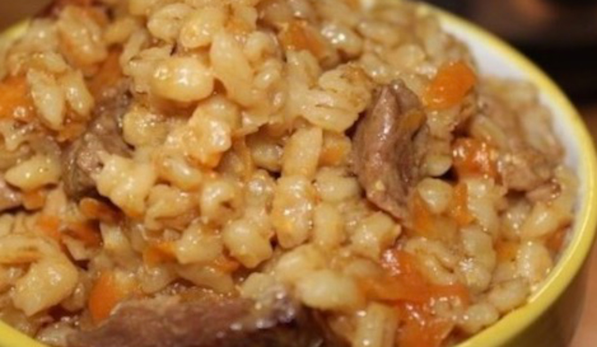 Каша перловая с тушеным мясом. Перловка с мясом в казане. Перловка с мясом. Перловка с говядиной в казане. Плов из перловой крупы.