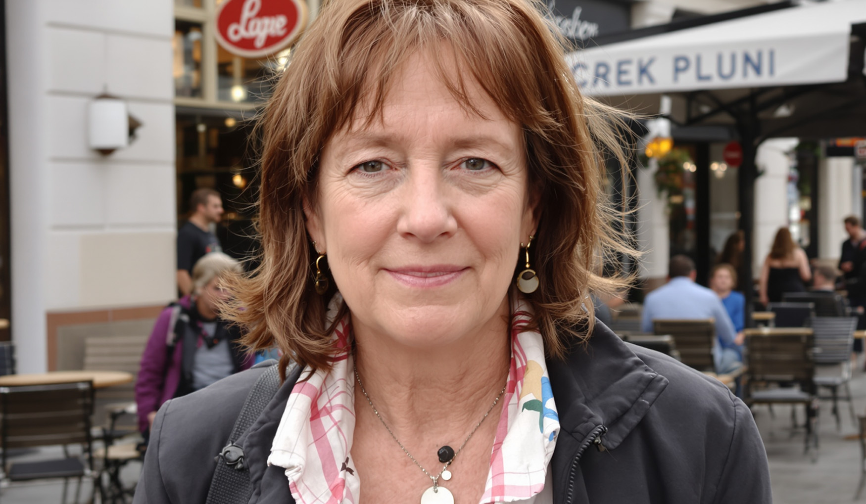 "W kolejce do apteki usłyszałam znajomy głos": Odwróciłam się i zobaczyłam twarz, której nie widziałam od czterdziestu lat