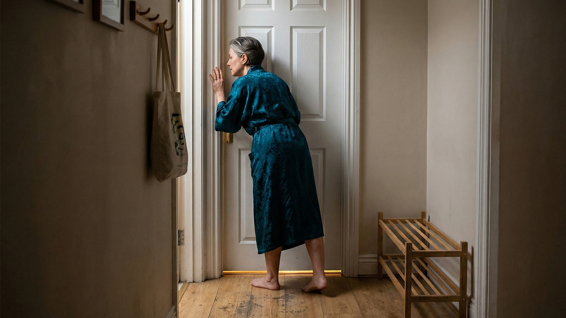 Mąż po 28 latach małżeństwa zaczął zamykać łazienkę na klucz, kiedy bierze prysznic. Kiedyś zostawiał drzwi otwarte i krzyczał, żebym podała ręcznik. Teraz zabiera telefon ze sobą choćby pod wodę